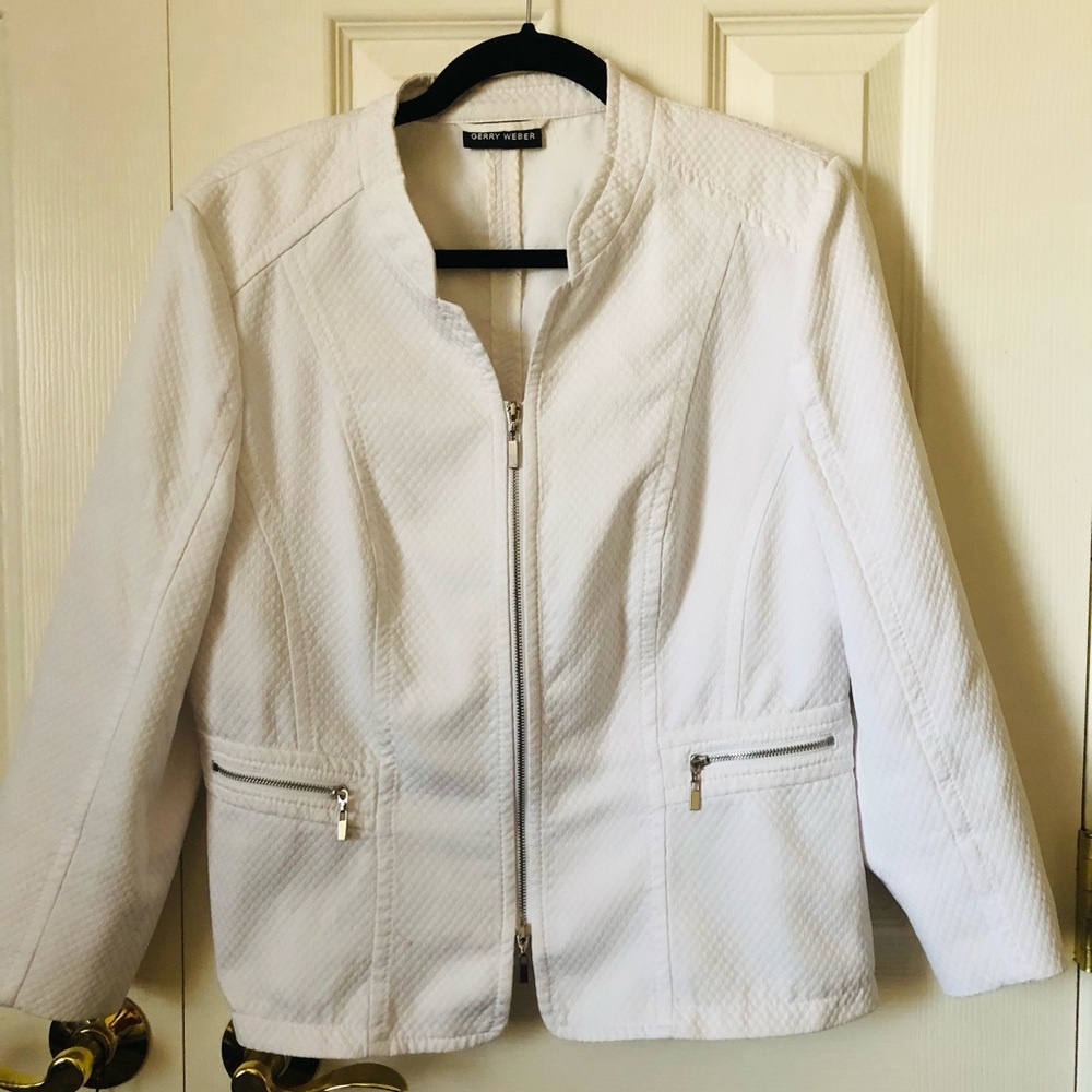 Gerry Webber Size Large white cropped long sleeve full zipper spring jacket
